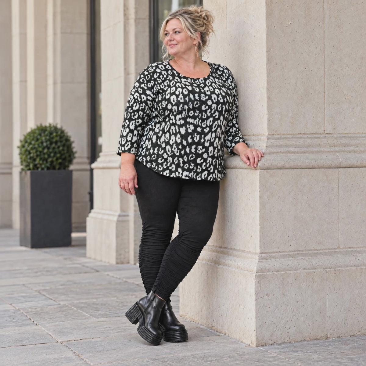 Italienisches Langarmshirt aus flauschigem Feinstrick in Schwarz/Weiß mit Rundhals