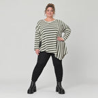 Langarmshirt in Creme/Dunkelgrün mit asymmetrischem Zipfelsaum aus weichem Stretchjersey
