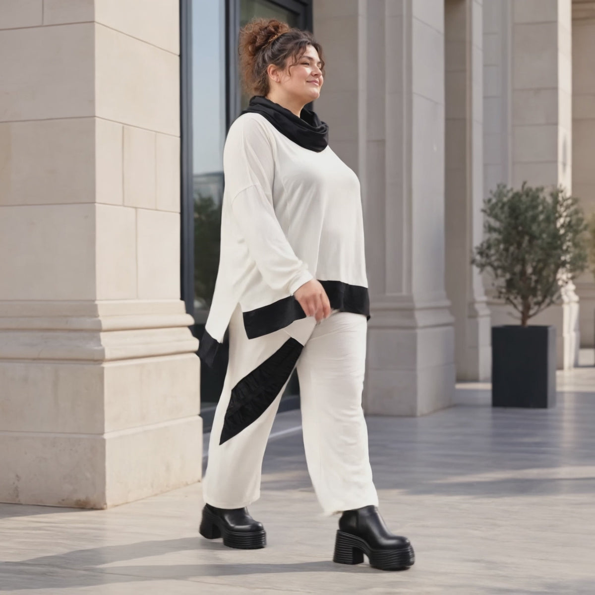 Rollkragenshirt aus fließendem Jersey mit Stretch Vokuhilaform mit seitlichen Schlitzen