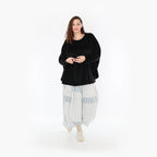 Ballonhose aus blau ecru Viskosejacquard mit Rippenmuster Elastikbund und Oversizeschnitt