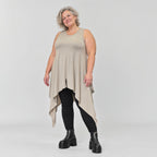 Ärmellose Tunika in Taupe aus weichem Modal Stretch mit lockerer A-Linie und Seitenspitzen