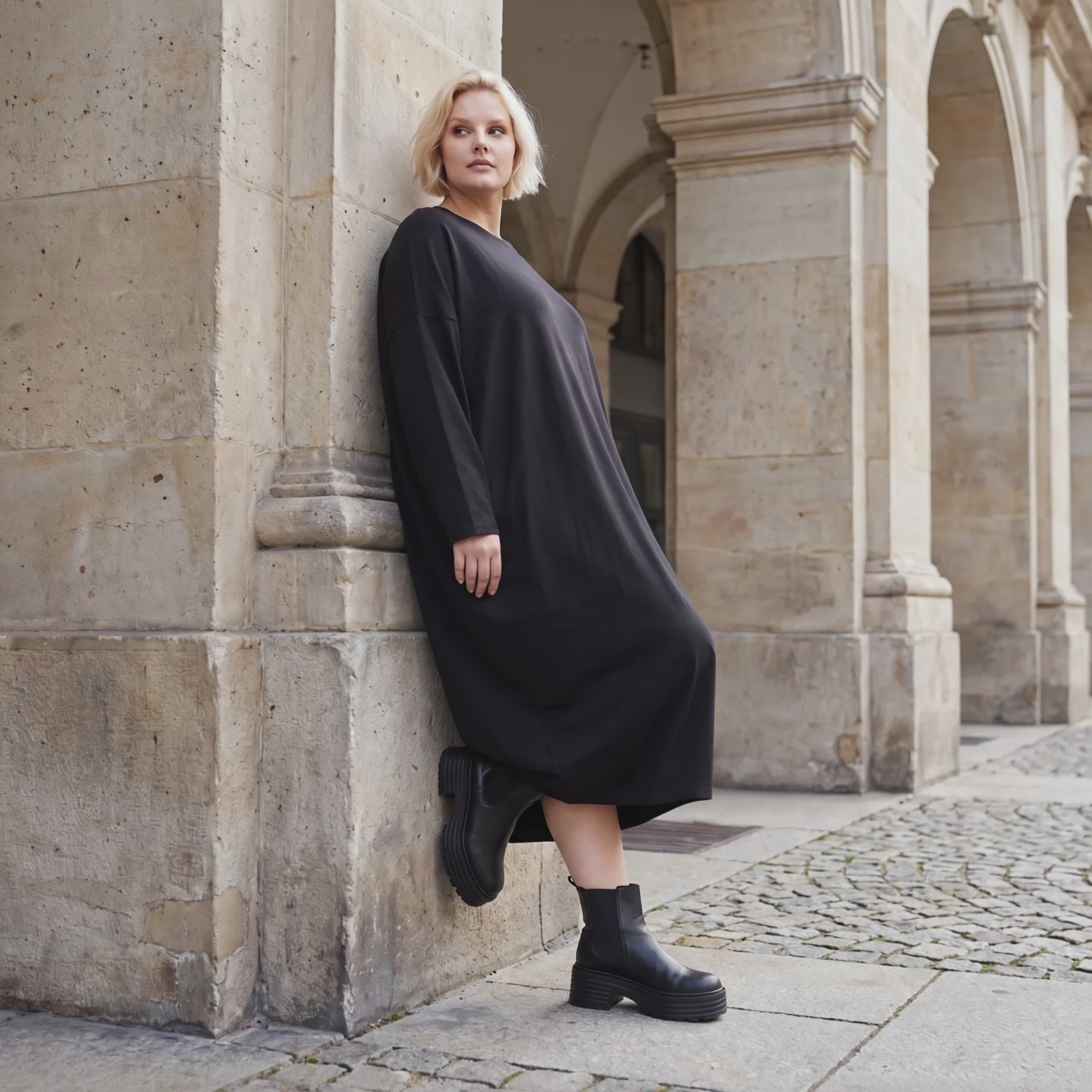 Jerseykleid in Ballonform mit V-Ausschnitt aus Stretchjersey und elastischem Saum