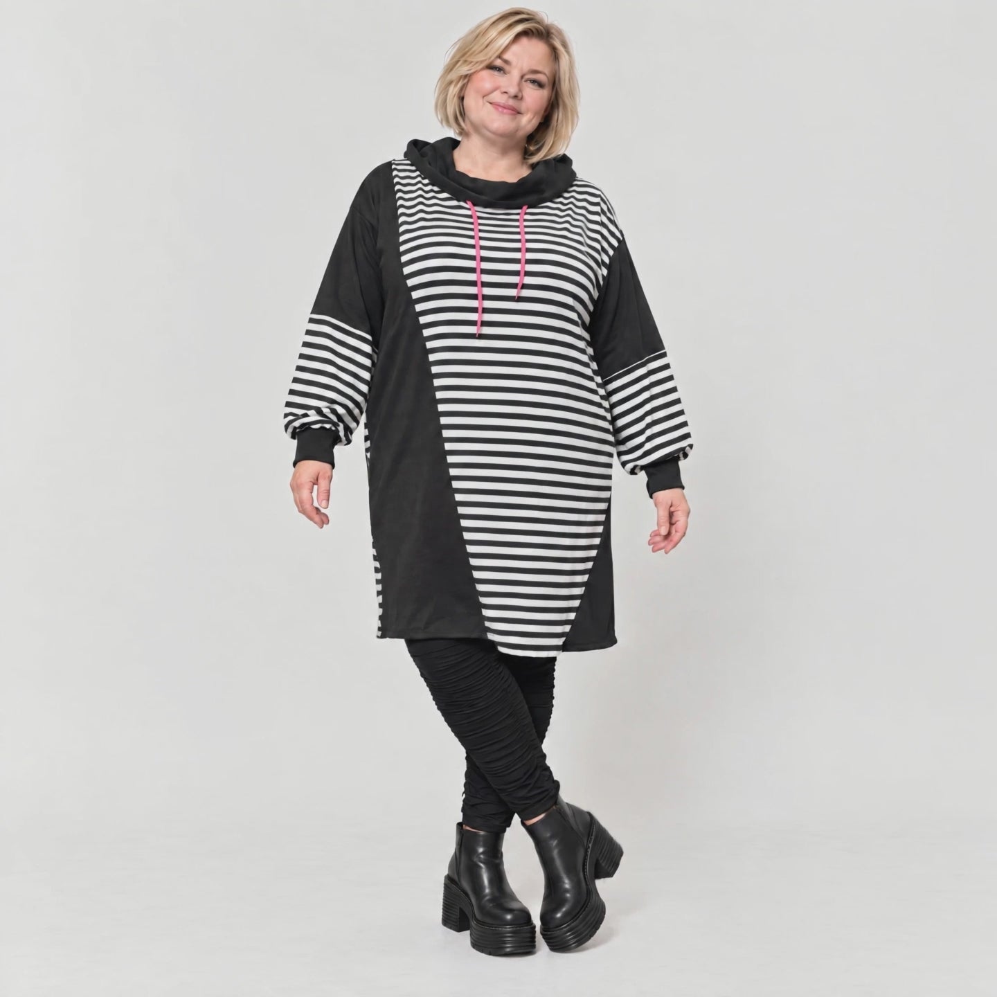 Gestreiftes Winterkleid aus Stretchjersey in Schwarz/Weiß/Pink mit Rollkragen und Kapuze