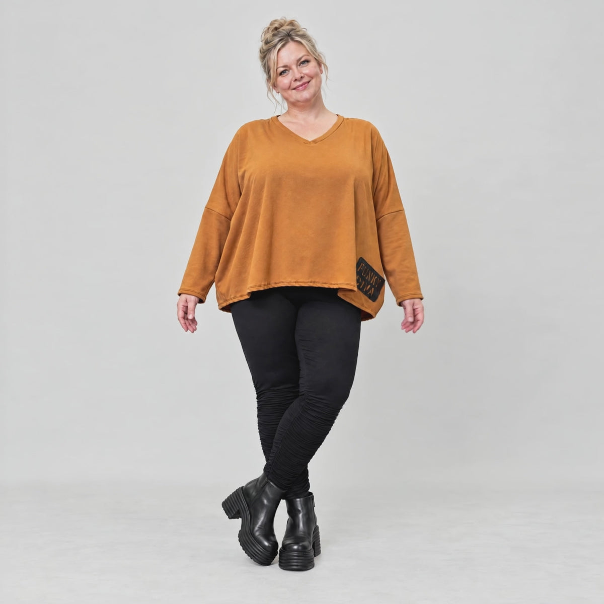 Langarmshirt in Braun mit V-Ausschnitt aus weichem Stretchjersey in kastiger Passform