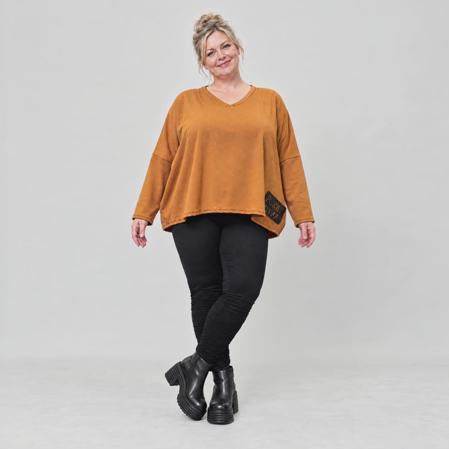 Langarmshirt in Braun mit V-Ausschnitt aus weichem Stretchjersey in kastiger Passform
