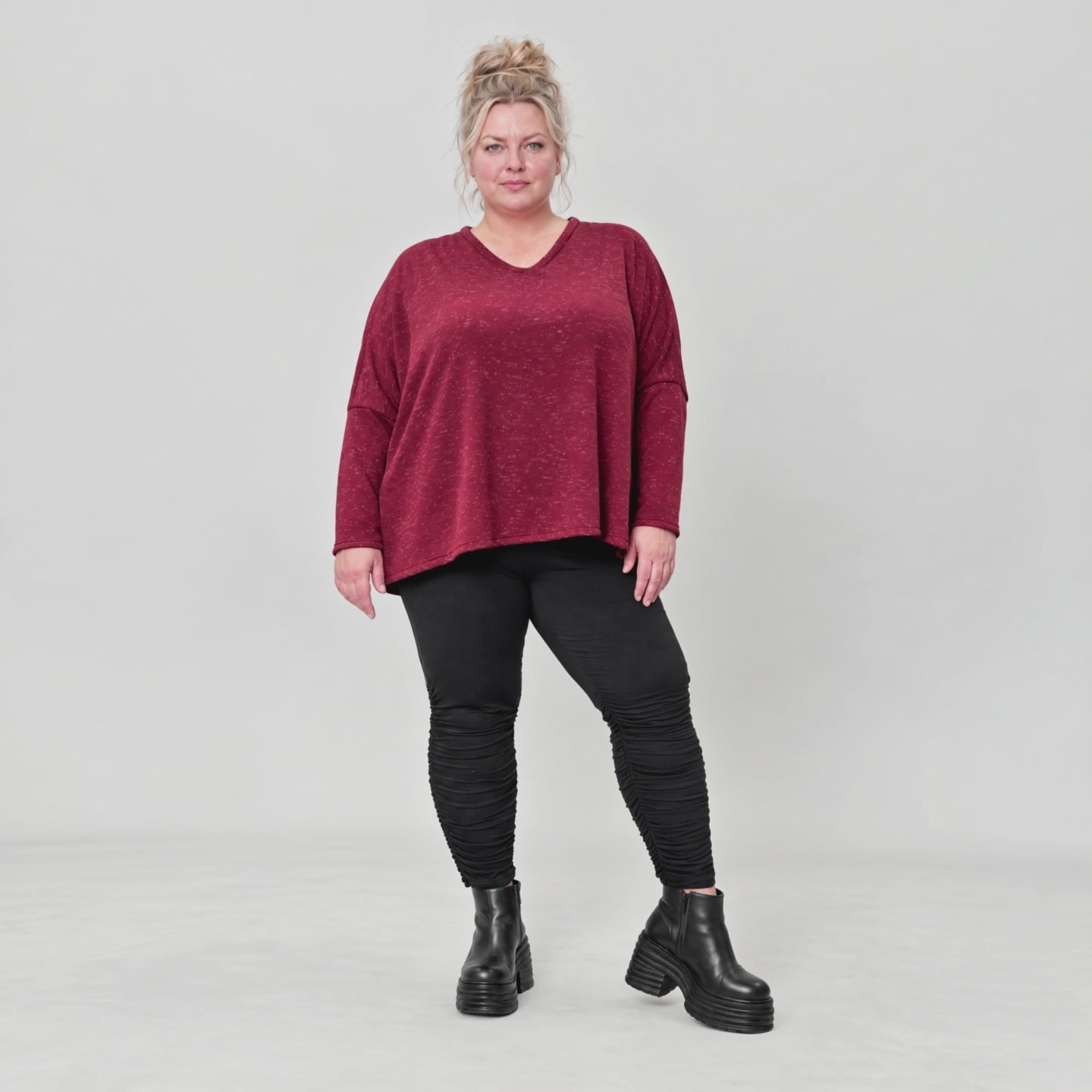 Kuscheliges Feinstrickshirt in Rot/Weiß mit V-Ausschnitt und kastiger Form für Wintertage