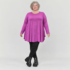 Langarmshirt in Beere aus weichem Modalstretch mit Rundhalsausschnitt und Seitentaschen