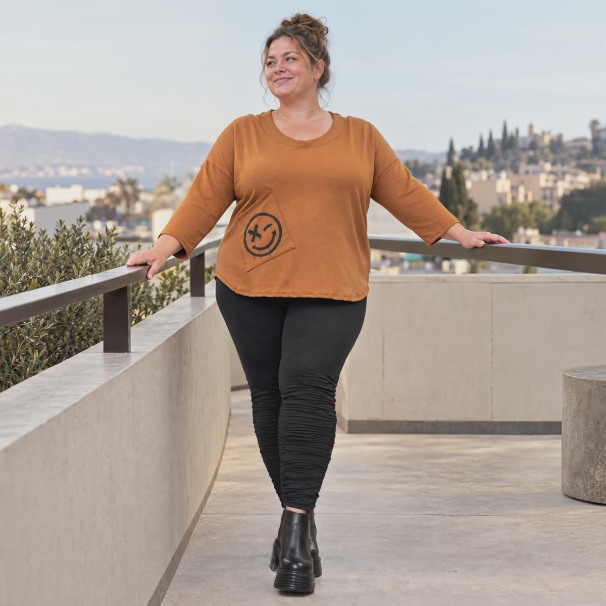 Shirt aus weichem Stretchjersey in Braun mit Rundhalsausschnitt und gerundeter Schnittform