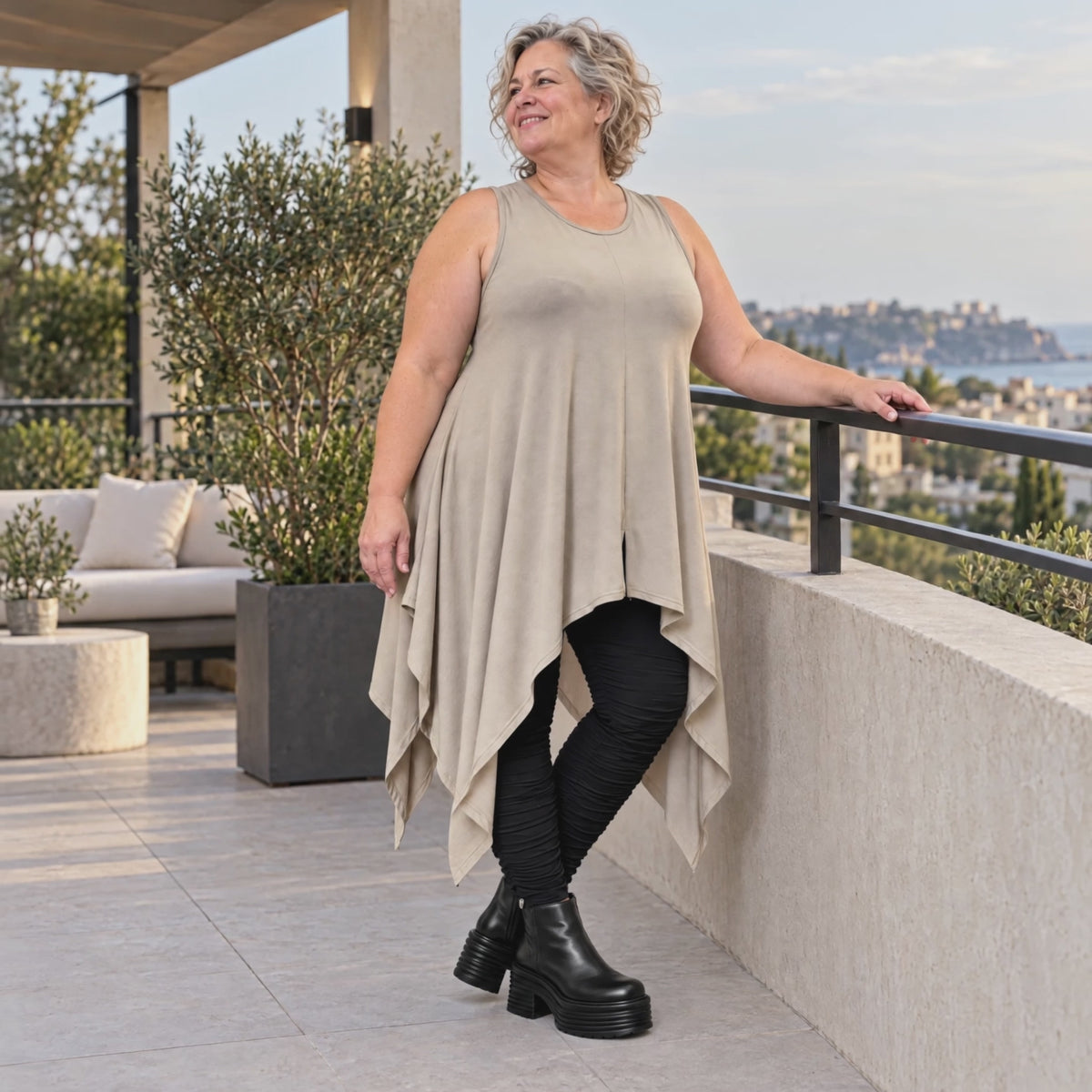 Ärmellose Tunika in Taupe aus weichem Modal Stretch mit lockerer A-Linie und Seitenspitzen