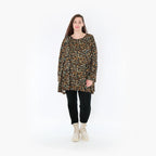 Shirt in schwarzbraunem Animalmuster aus Viskosejersey mit Rundhals und Langarm A-Form