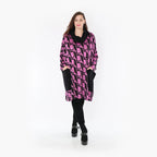 Oversize Shirt mit Rollkragen in schwarzfuchsia Grafikmuster aus Viskose Romanit Jersey