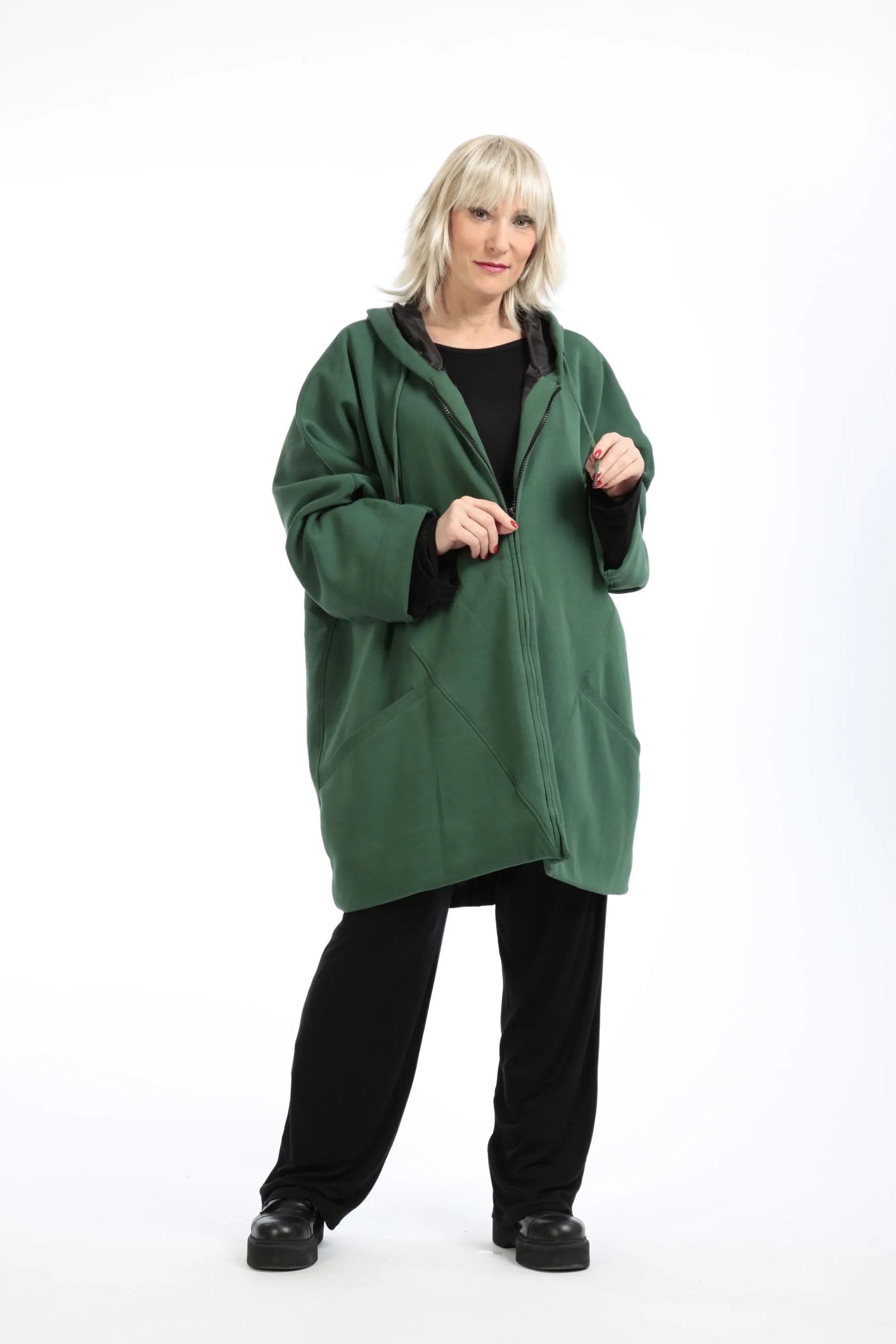  Lagenlook Jacke in zeitlosem Grün mit Kapuze und nahtverdeckten Taschen für Plus Size-Fashionistas