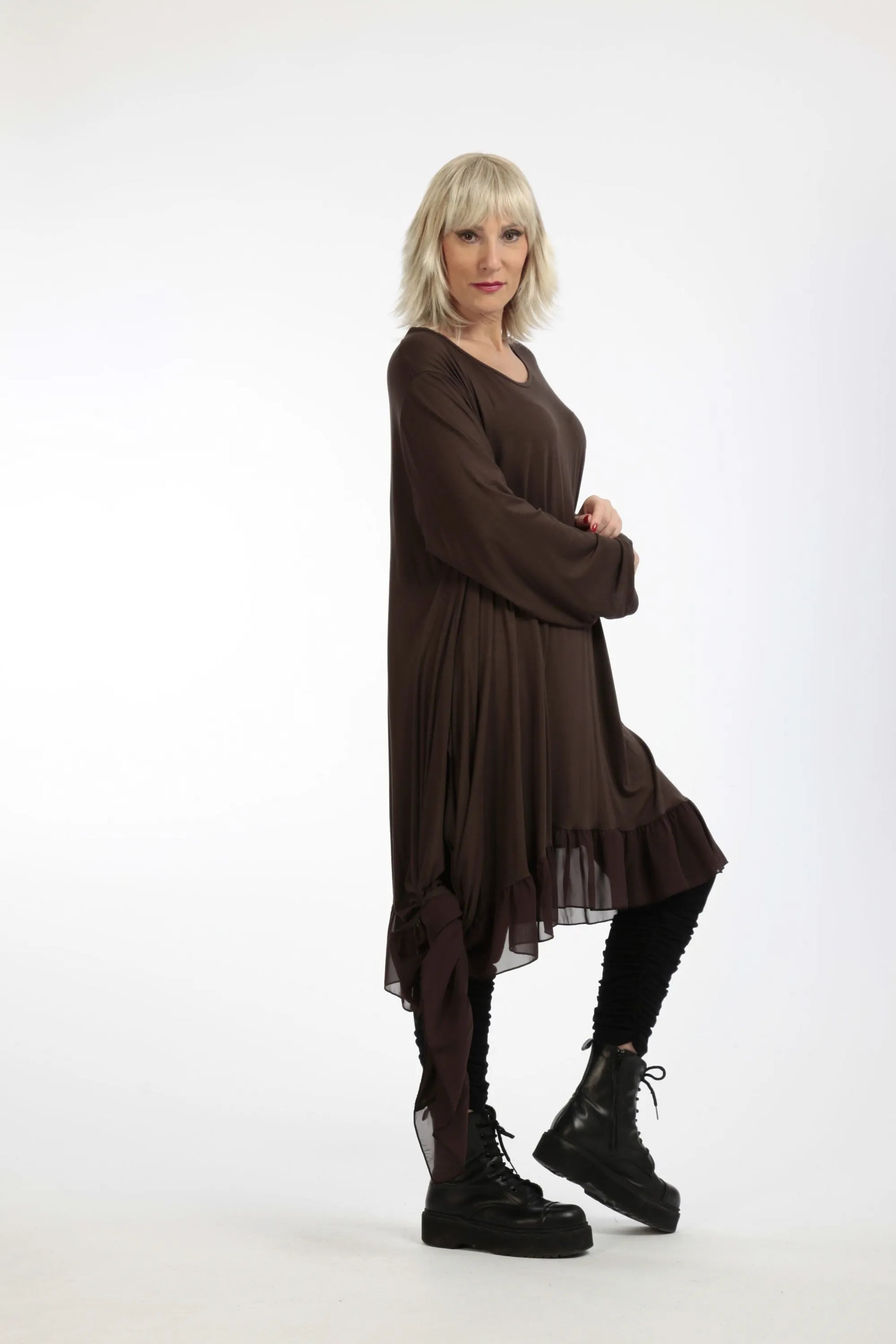  Asymmetrisches Herbstkleid mit elegantem Rundhalsausschnitt und raffiniertem Chiffonbesatz