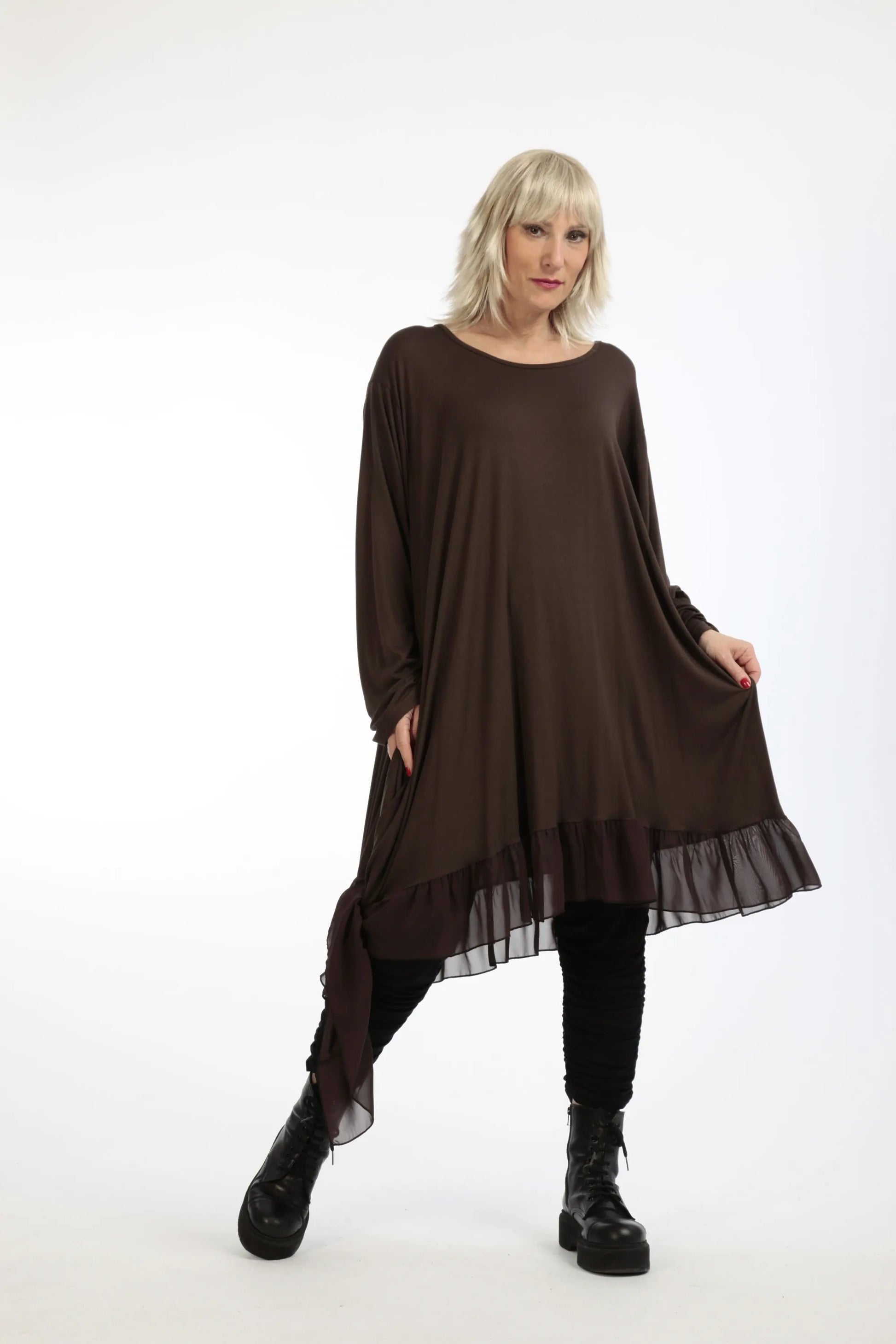  Asymmetrisches Herbstkleid mit elegantem Rundhalsausschnitt und raffiniertem Chiffonbesatz