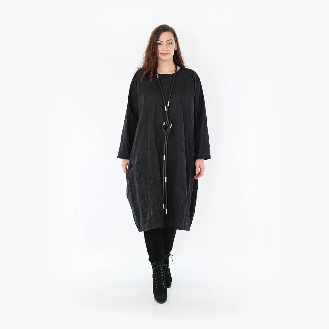  Schwarzes zeitloses Kleid mit geradem Schnitt und langen Ärmeln, perfekt für Plus Size und Curvy Fashion