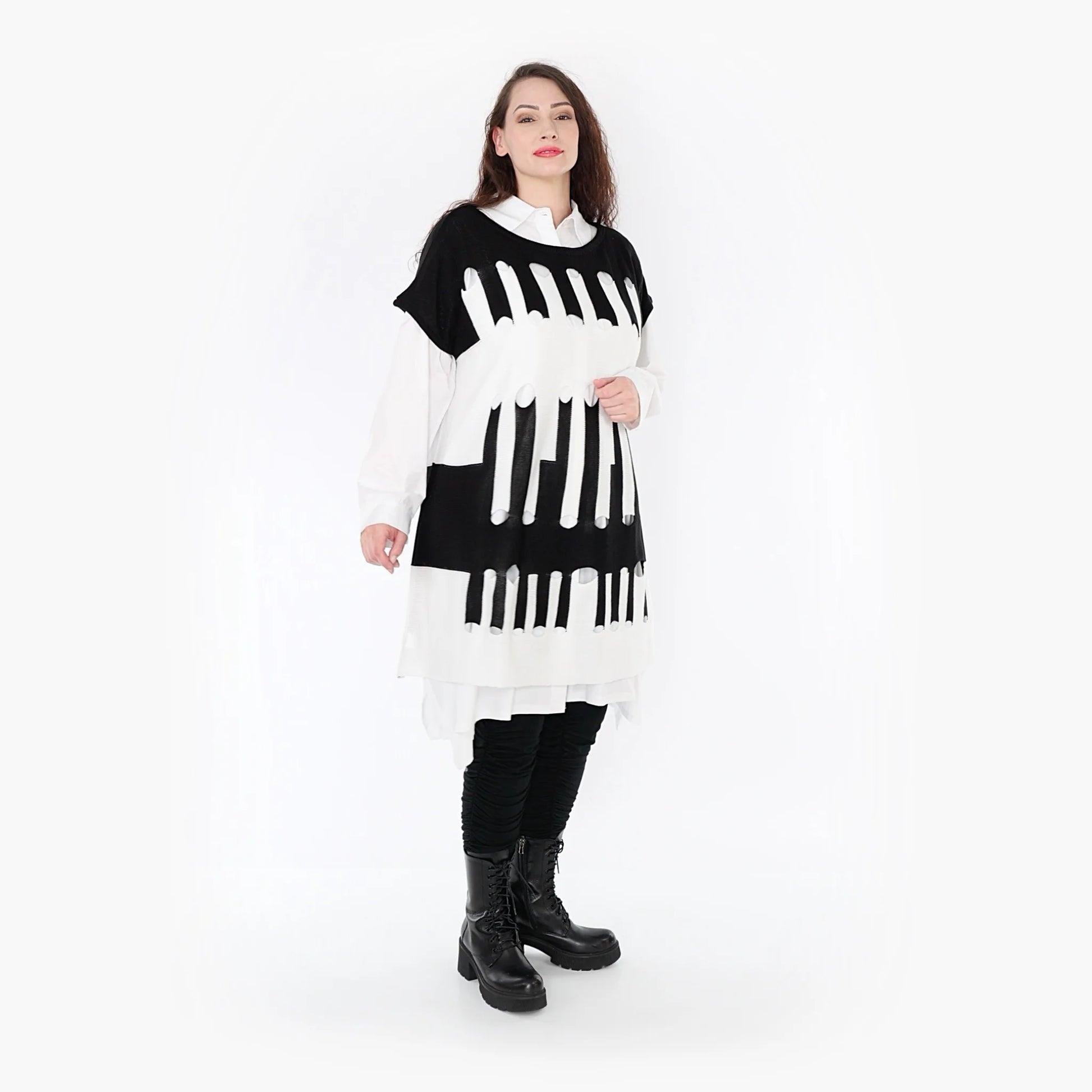  Stylischer Poncho mit kastigem Schnitt und modischem Strickmuster in klassischem Schwarz-Weiß