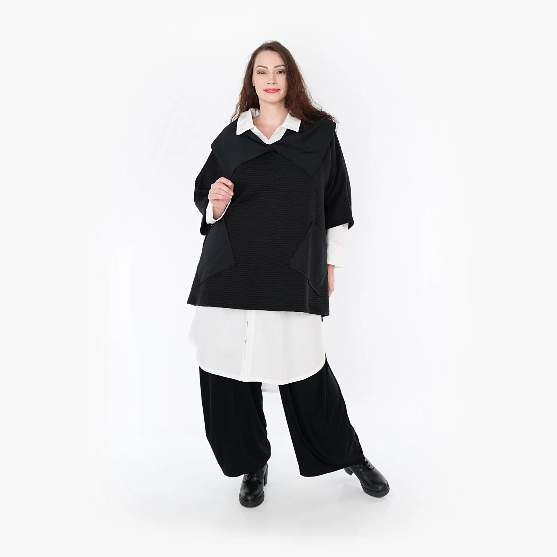  Kuscheliger Poncho in zeitlosem Schwarz mit Wellenmuster für einen lässigen Look im Lagenstil