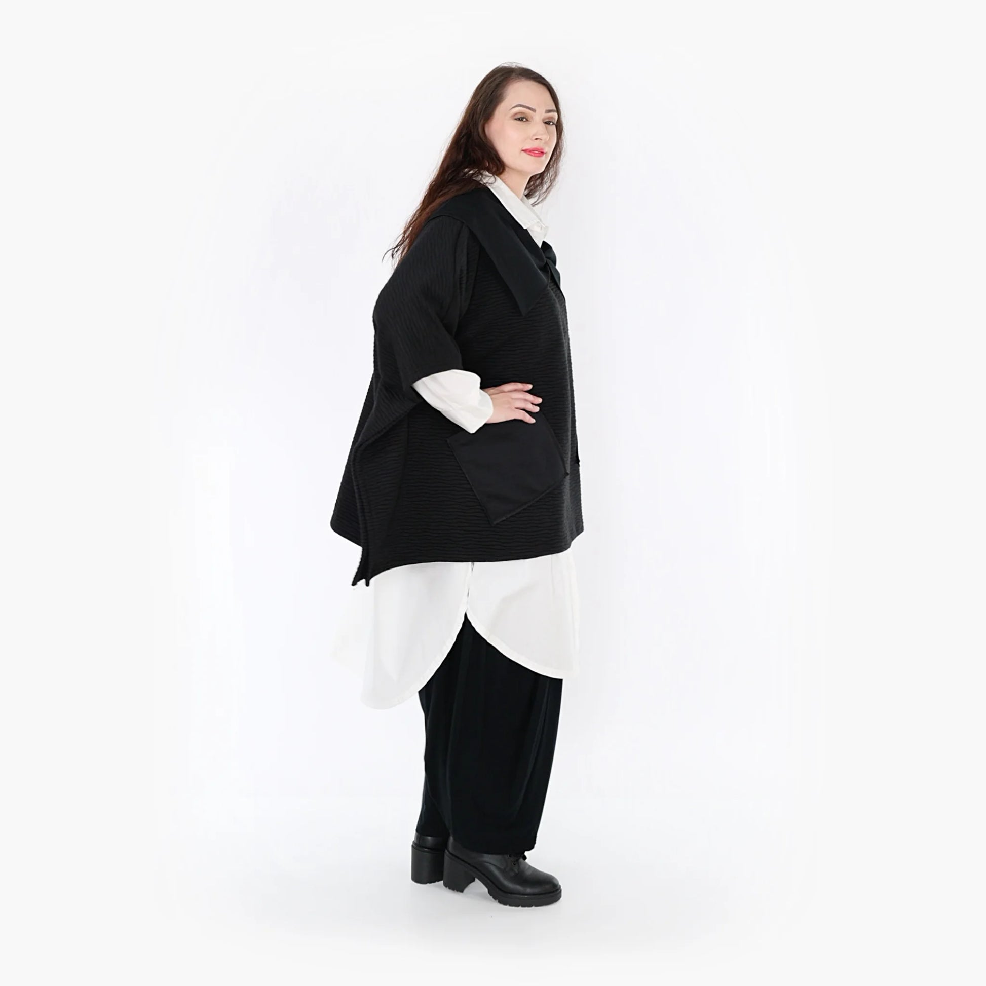  Kuscheliger Poncho in zeitlosem Schwarz mit Wellenmuster für einen lässigen Look im Lagenstil