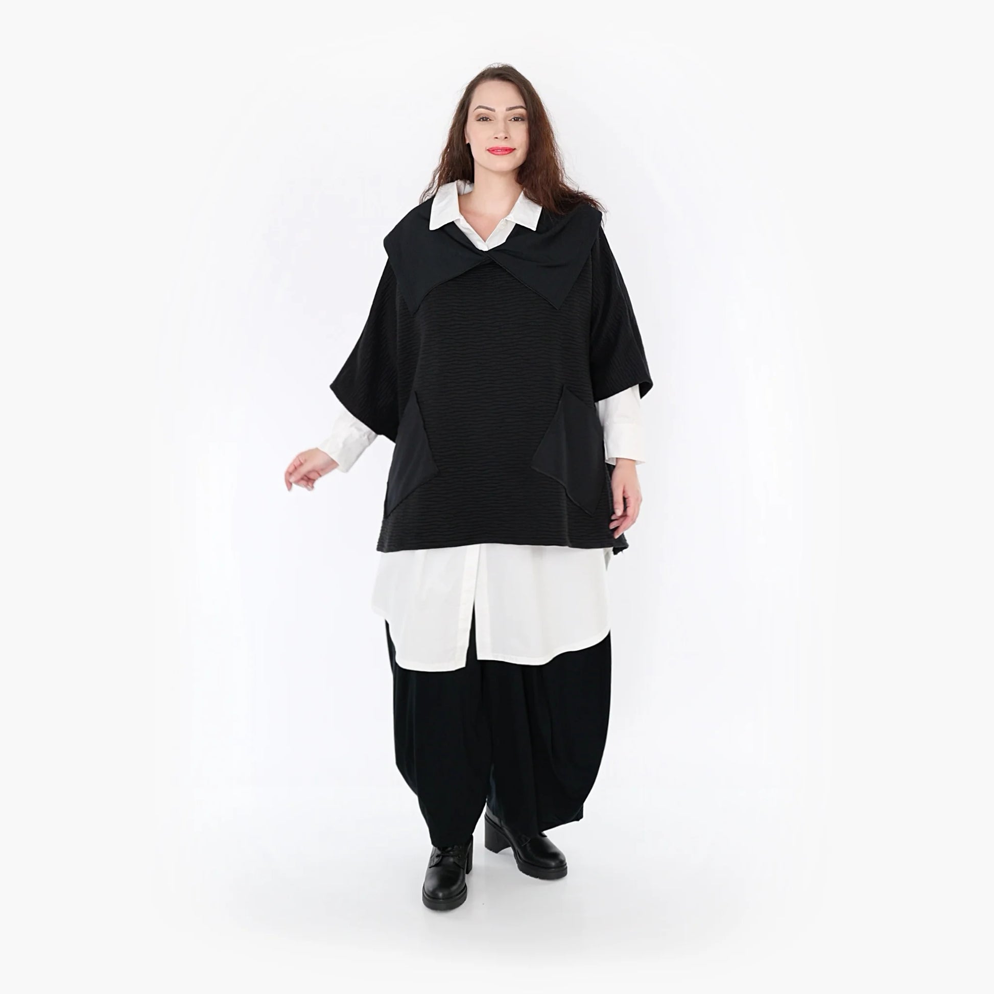  Kuscheliger Poncho in zeitlosem Schwarz mit Wellenmuster für einen lässigen Look im Lagenstil