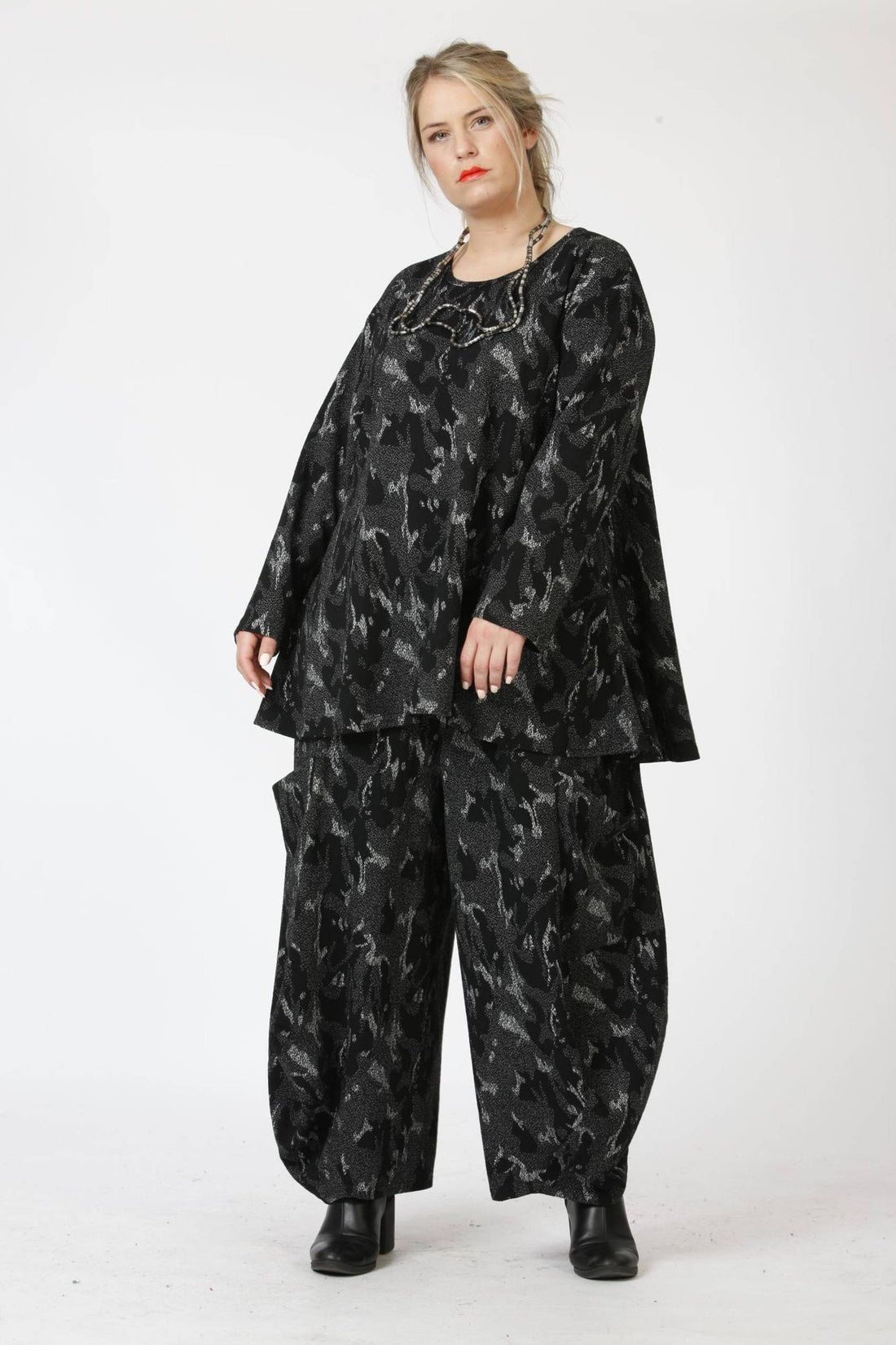  Bigshirt von AKH Fashion aus Polyester in Glocken-Form, 0410.01892, Schwarz-Grau, Ausgefallen