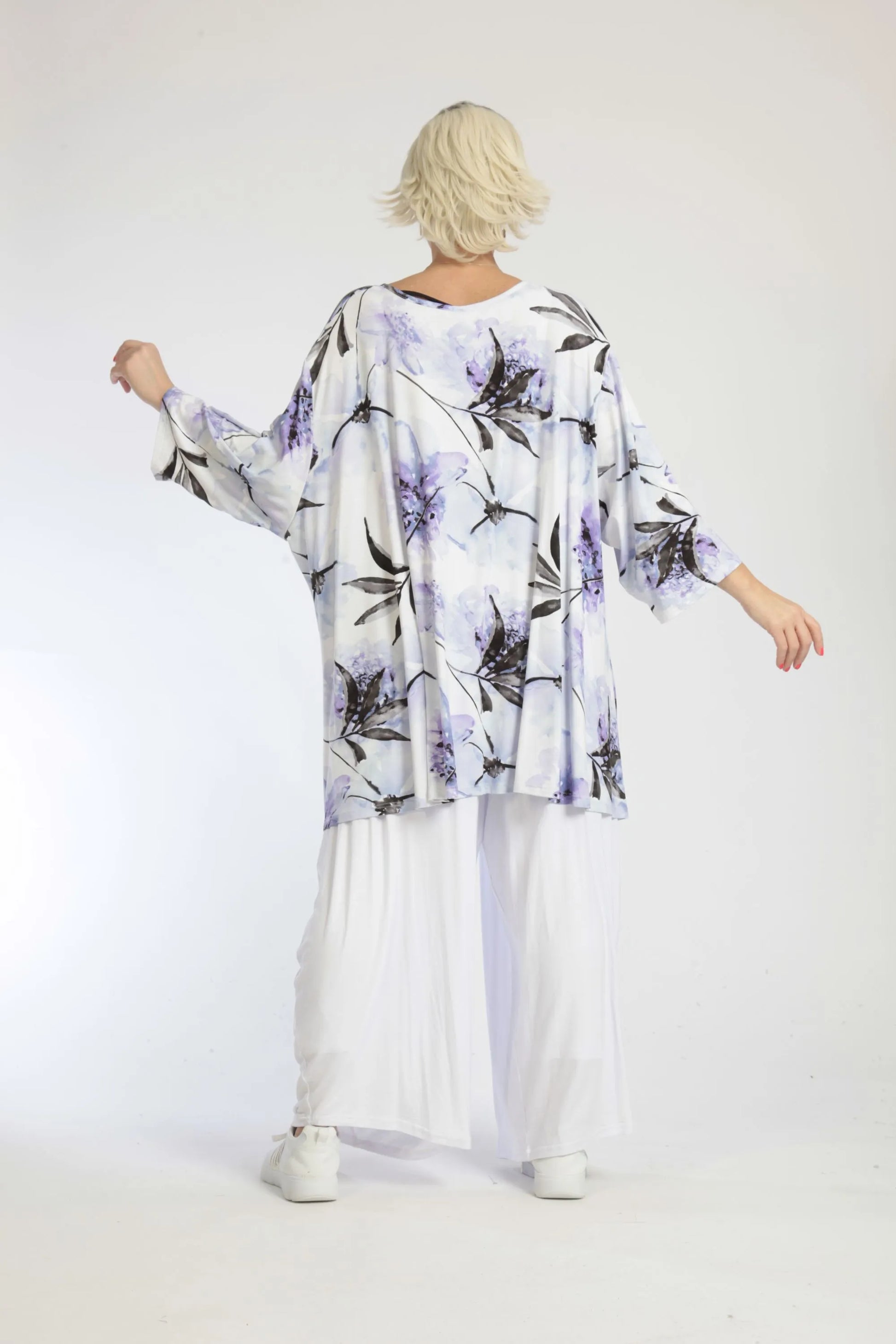  A-Form Oversize Shirt aus weicher Viskose in Weiß mit fliederfarbenem Blumenmuster und 3/4-Arm