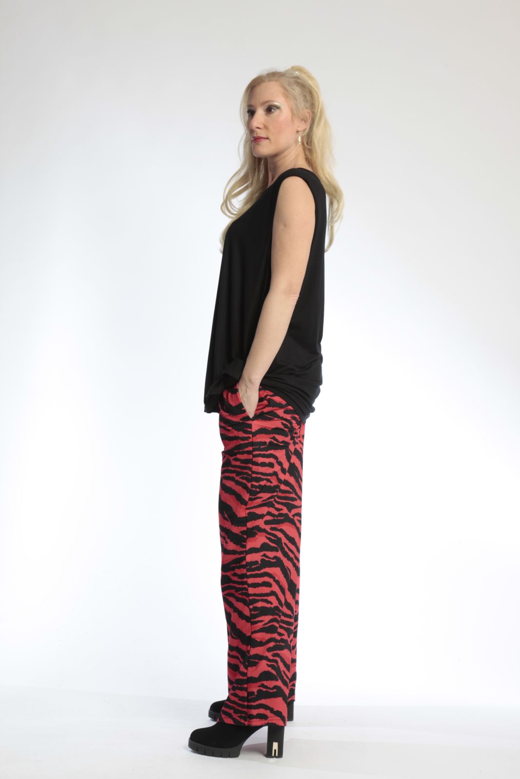  Hose von AKH Fashion aus Materialmix in gerader Form, 0801.01529, Rot-Schwarz, Ausgefallen