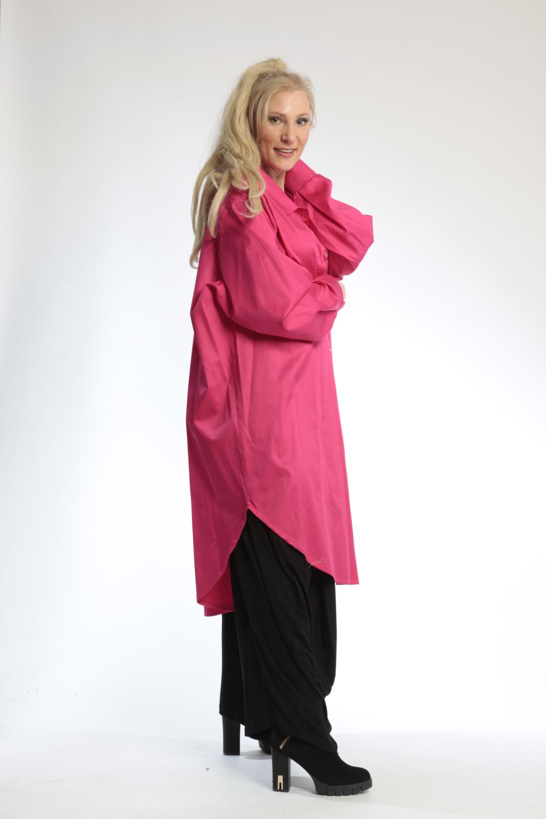  Trendige Damenbluse in lebhaftem Pink mit luxuriösem Satin-Look und lässigem Oversize-Schnitt