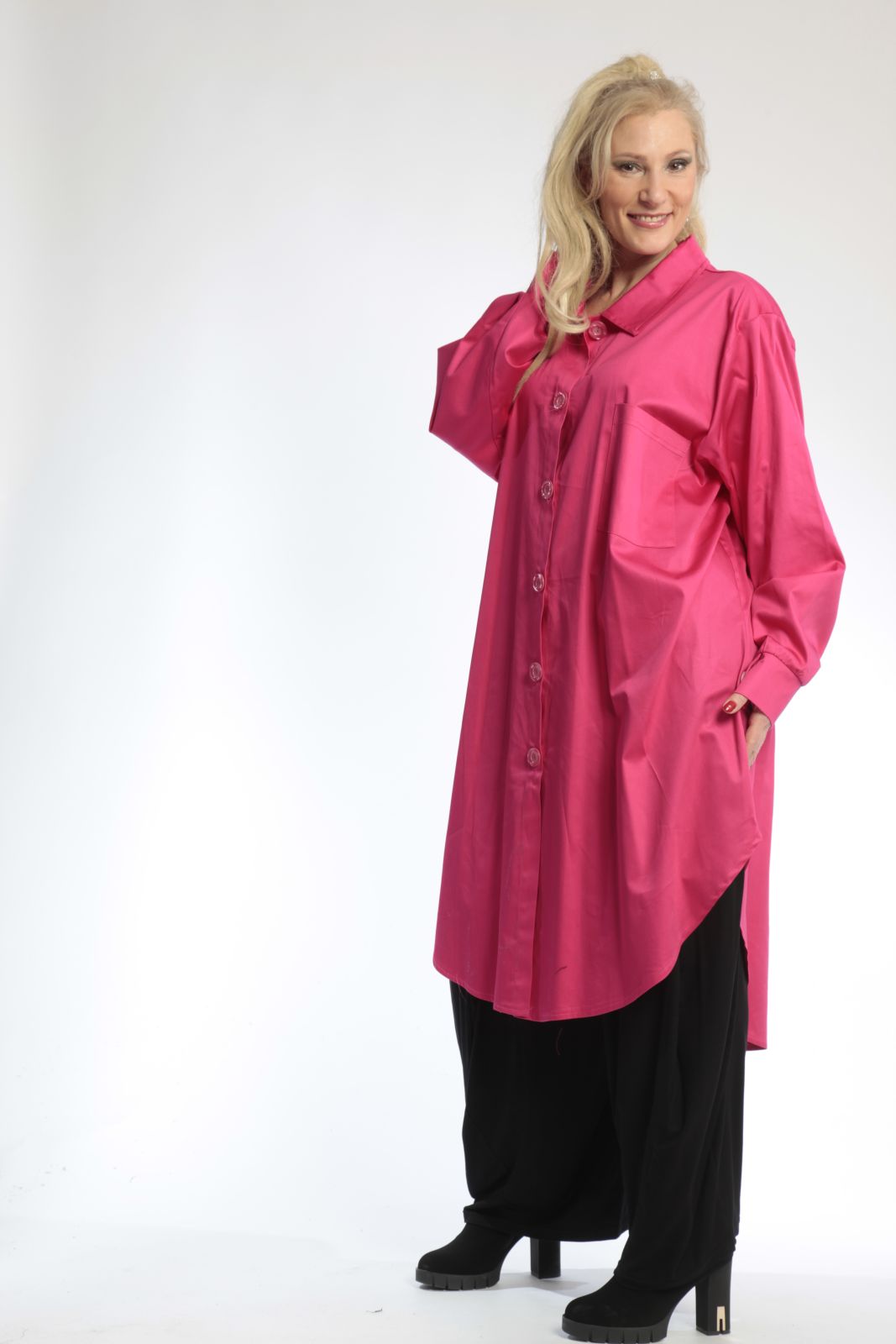  Trendige Damenbluse in lebhaftem Pink mit luxuriösem Satin-Look und lässigem Oversize-Schnitt