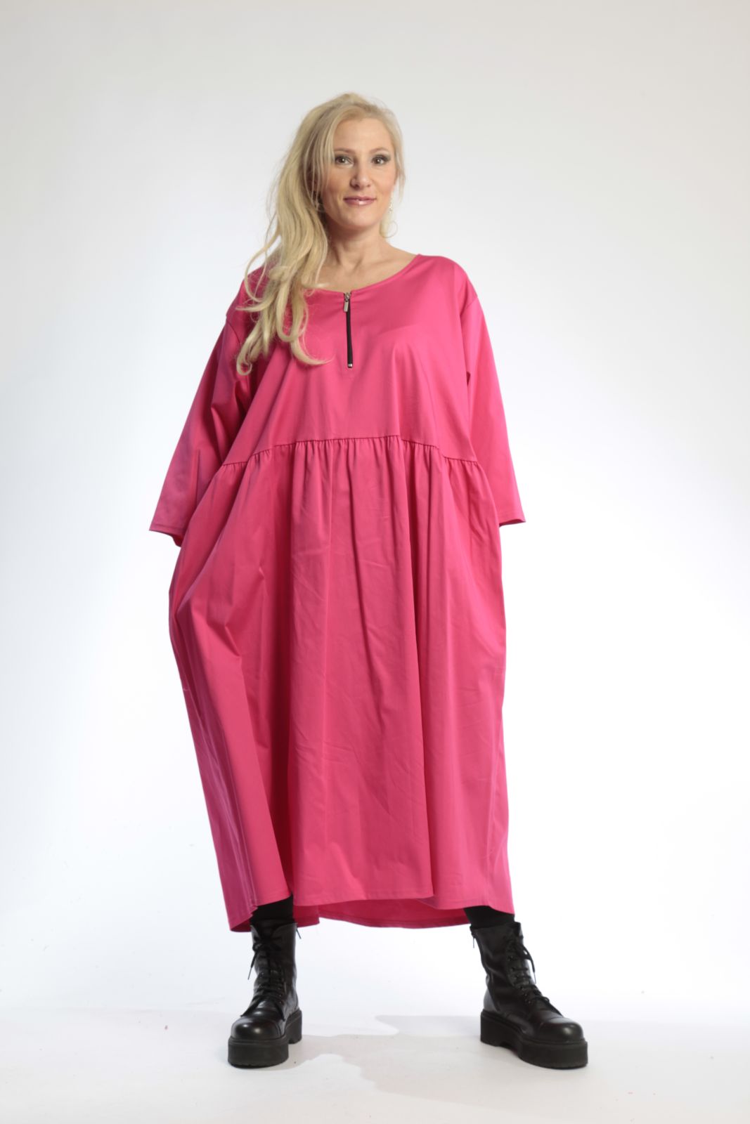  Kleid in leuchtendem Pink für Lagenlooks – 3/4-Ärmel und Rundhals-Ausschnitt im Oversize-Stil