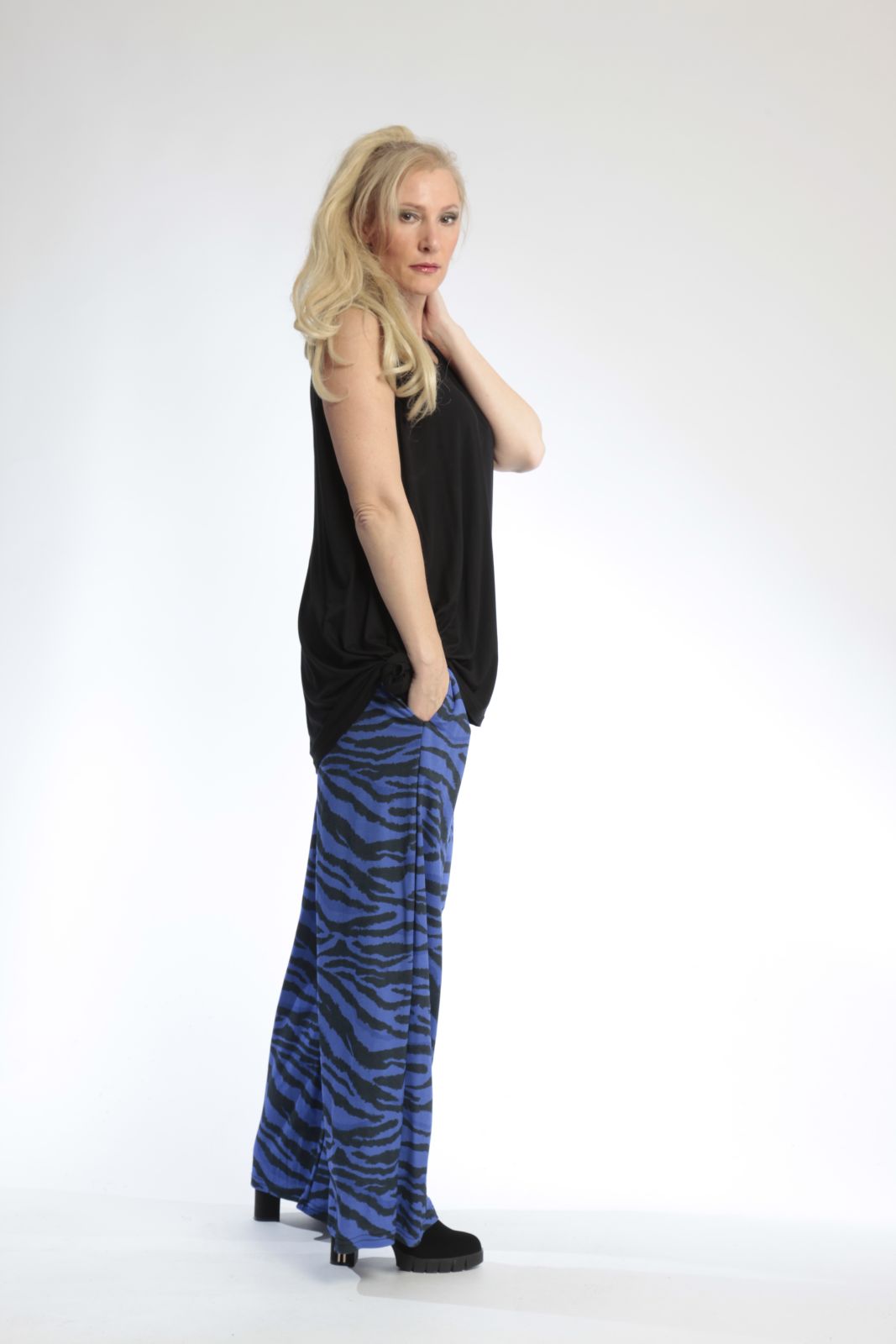  Hose von AKH Fashion aus Materialmix in gerader Form, 0801.01529, Royalblau-Schwarz