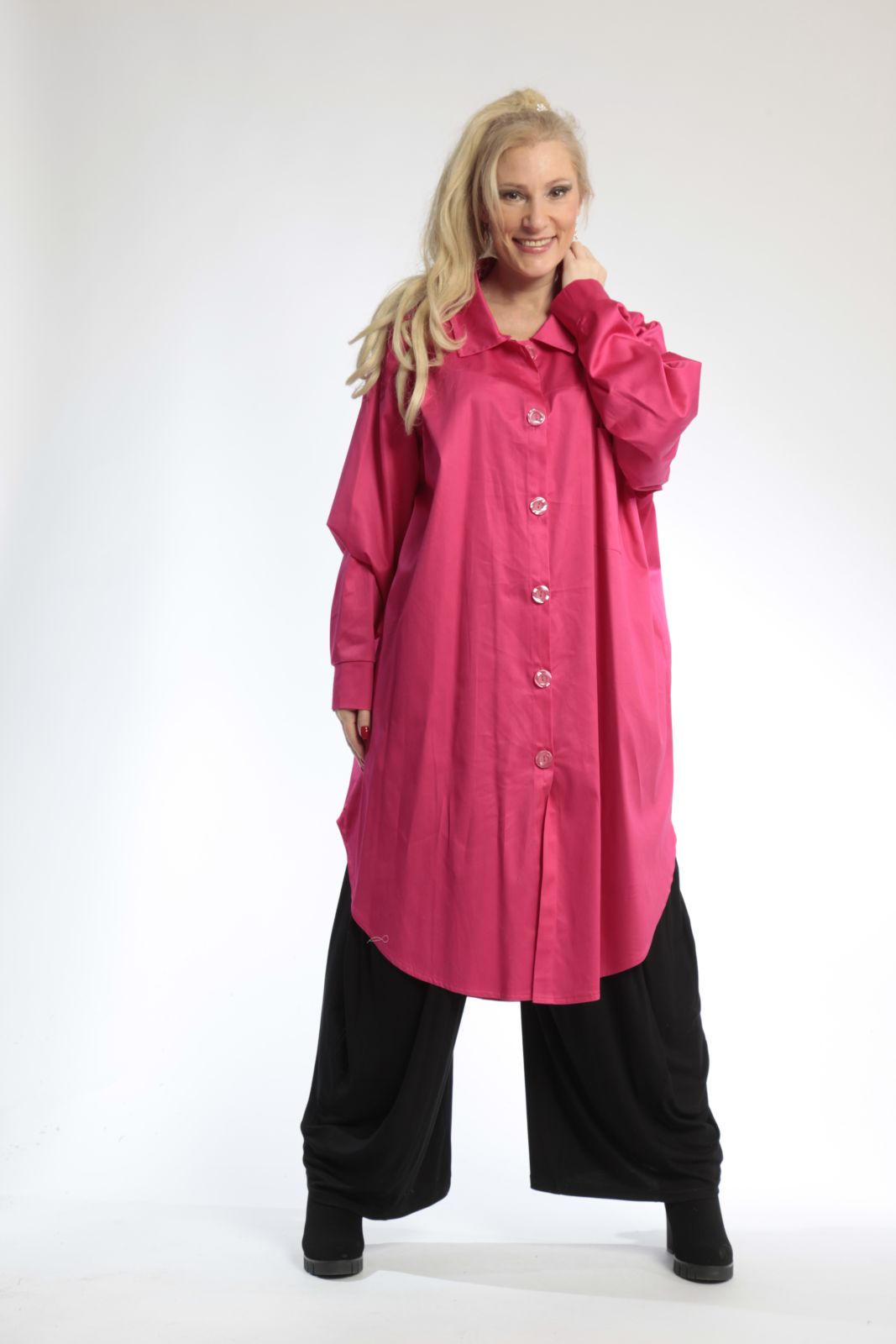  Trendige Damenbluse in lebhaftem Pink mit luxuriösem Satin-Look und lässigem Oversize-Schnitt