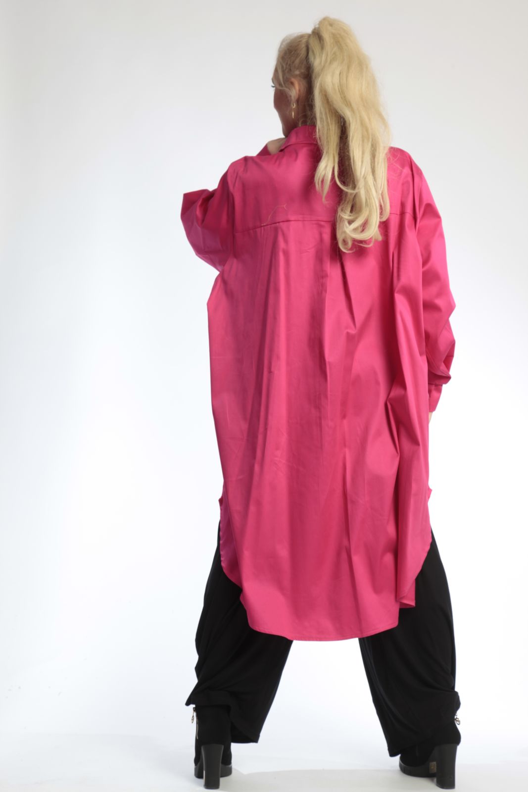  Trendige Damenbluse in lebhaftem Pink mit luxuriösem Satin-Look und lässigem Oversize-Schnitt