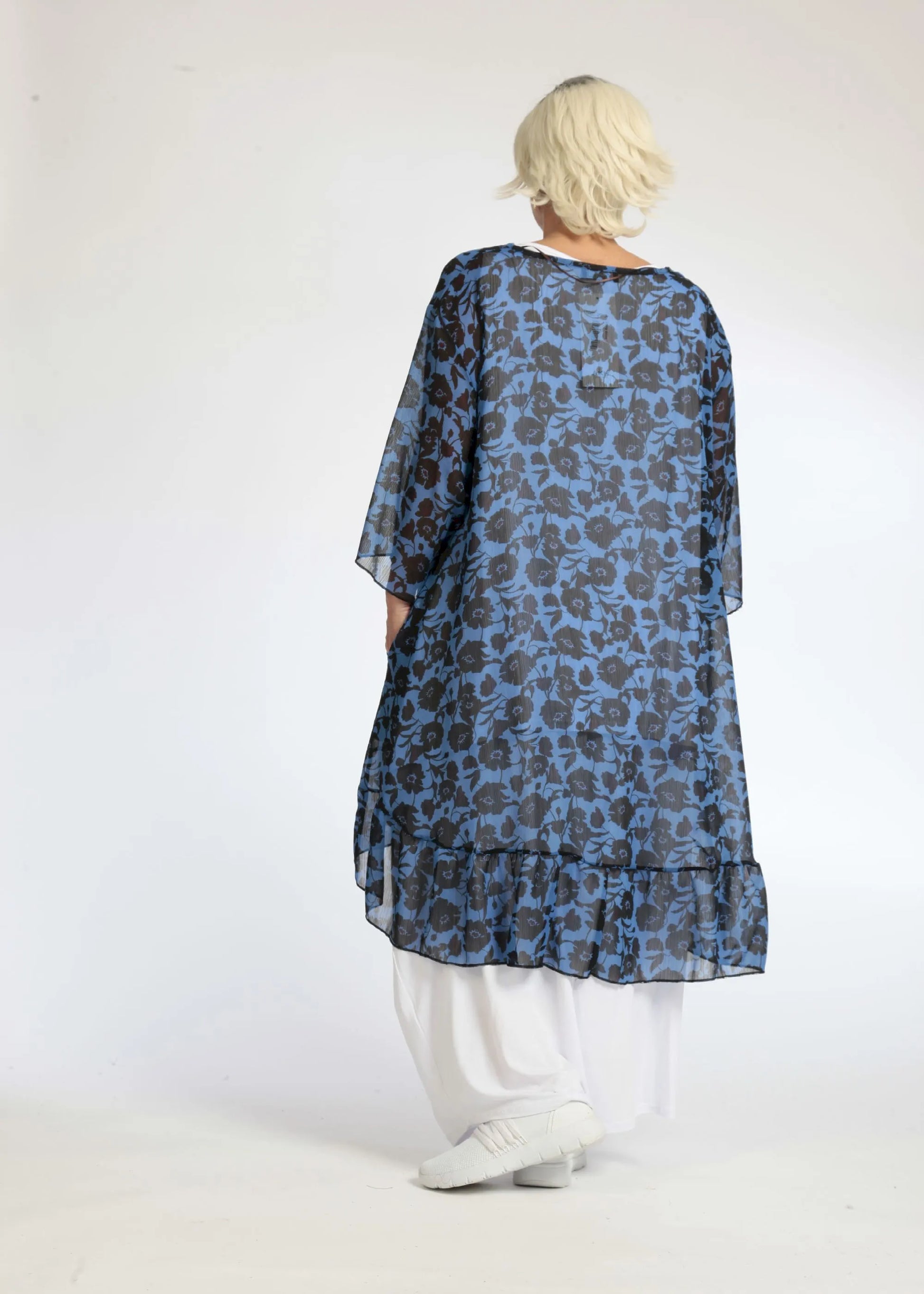  Trendiges Vokuhila-Shirt aus luftigem Chiffon mit floralem Muster in Blau-Schwarz und 7/8-Ärmeln