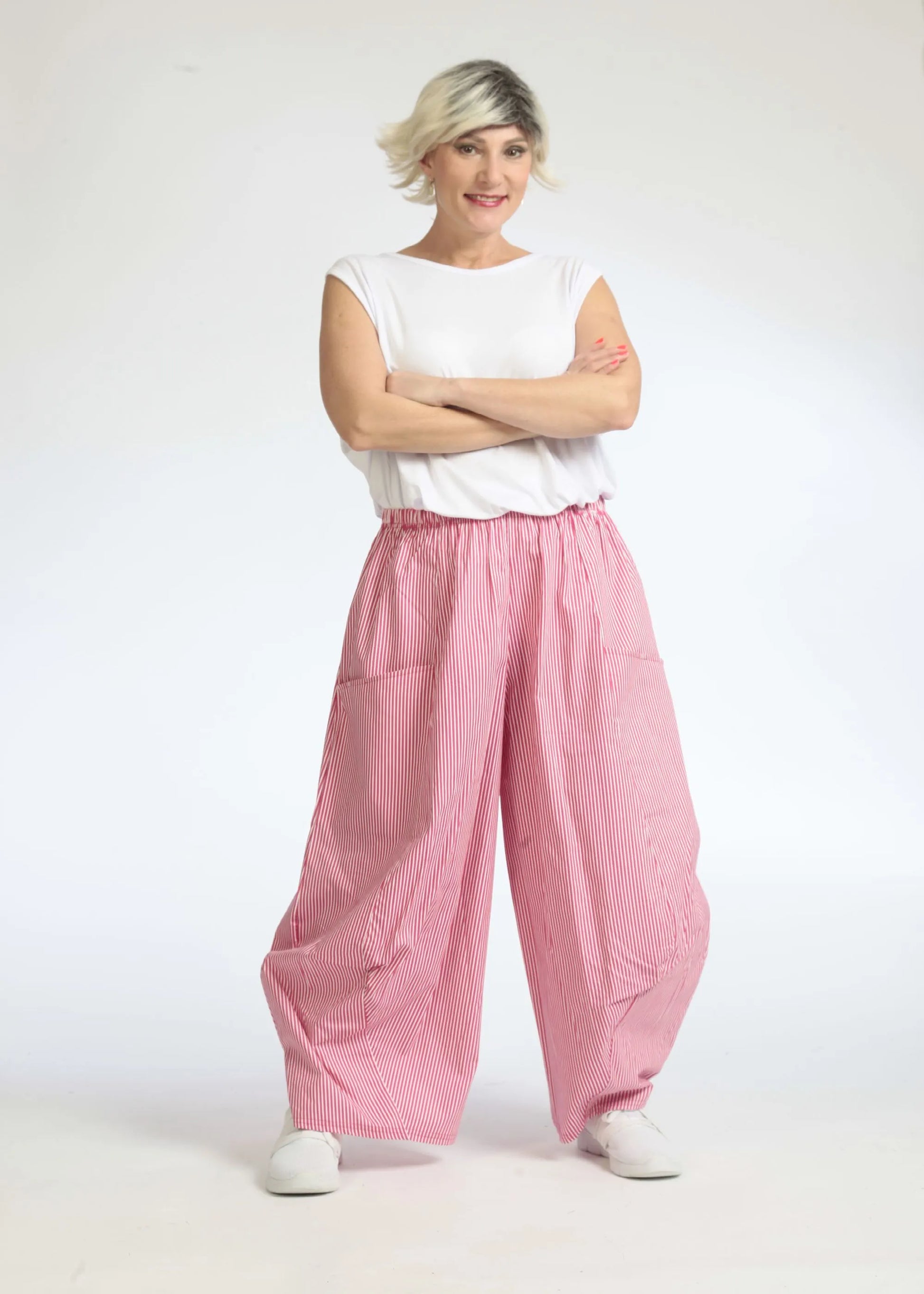  Luftige Ballonhose in auffälliger Pink-Weiß Streifenoptik für bequeme Casual- und Chic-Looks