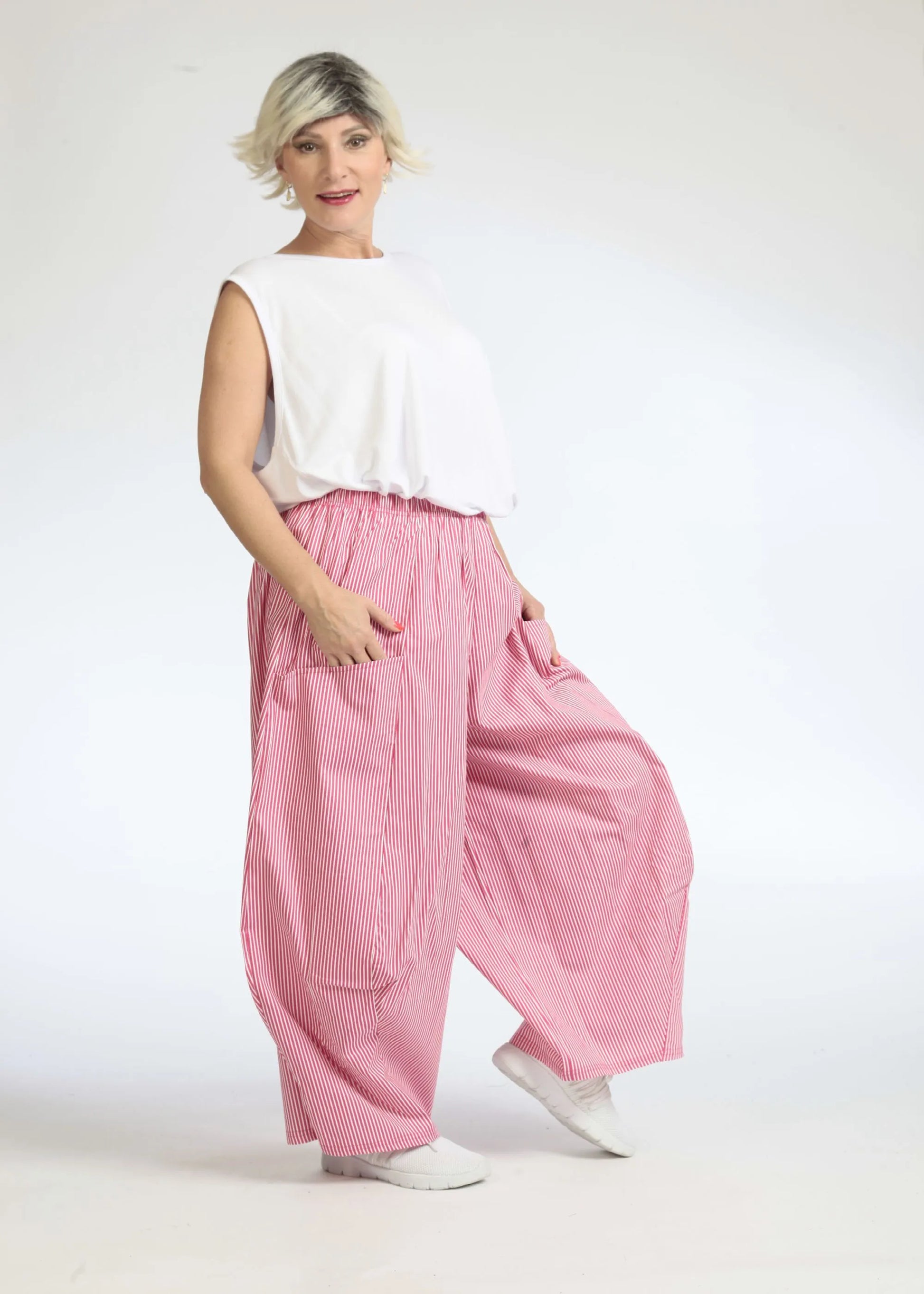  Luftige Ballonhose in auffälliger Pink-Weiß Streifenoptik für bequeme Casual- und Chic-Looks