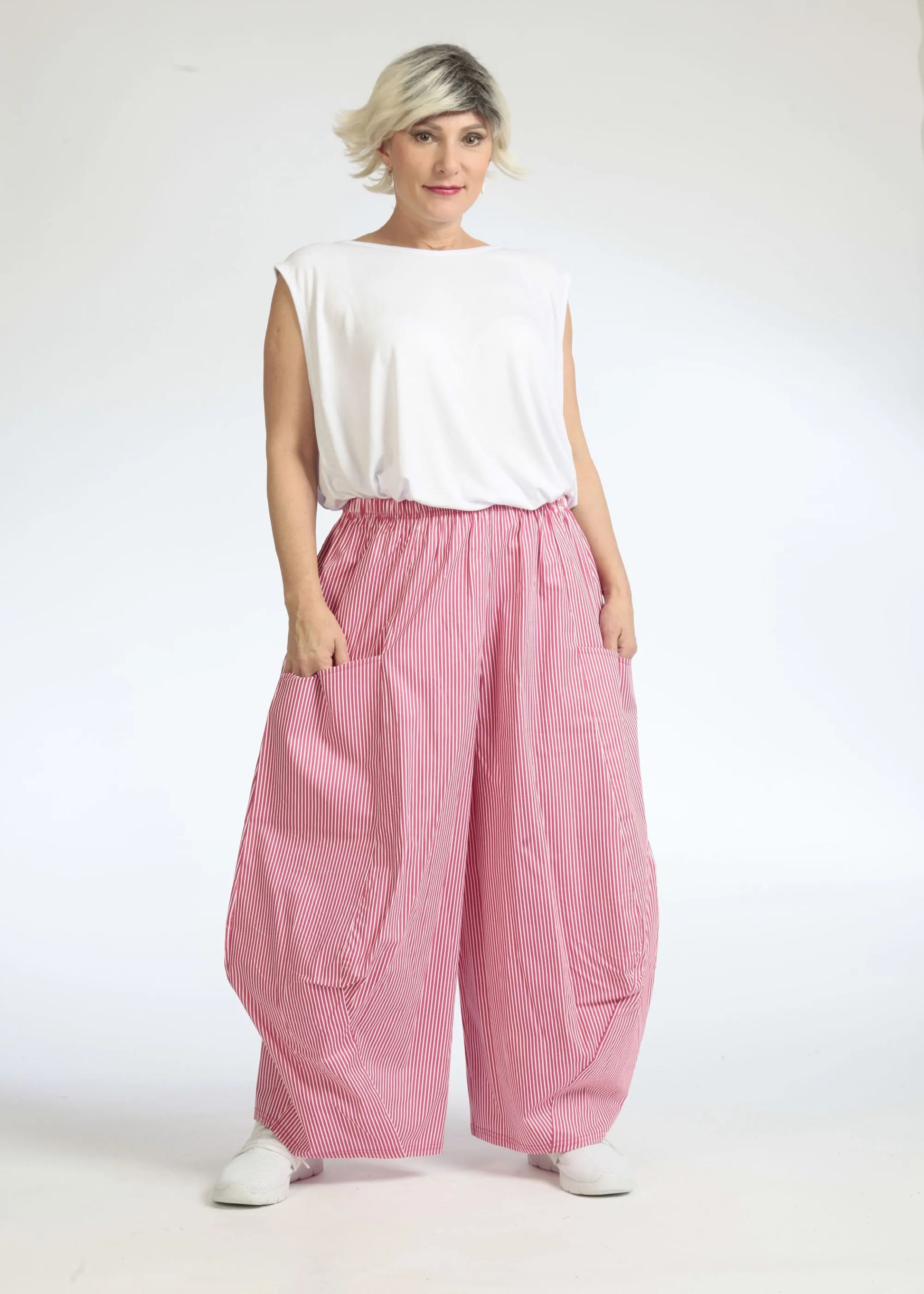  Luftige Ballonhose in auffälliger Pink-Weiß Streifenoptik für bequeme Casual- und Chic-Looks