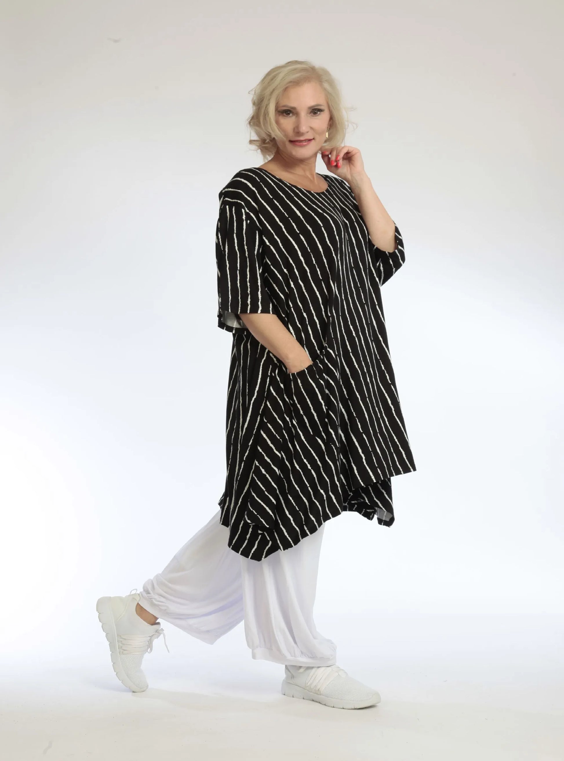  Stylisches Shirt in Schwarz-Weiß mit 3/4-Ärmeln, Taschen und Schulterpolstern für Lagenlook in Plus Size