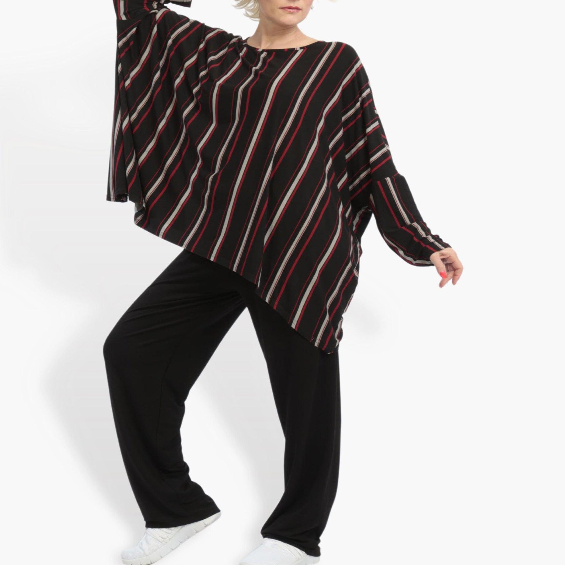  Modisches Oversize-Shirt in Schwarz-Rot-Grau mit Streifen und 3/4-Ärmeln für Plus-Size-Look