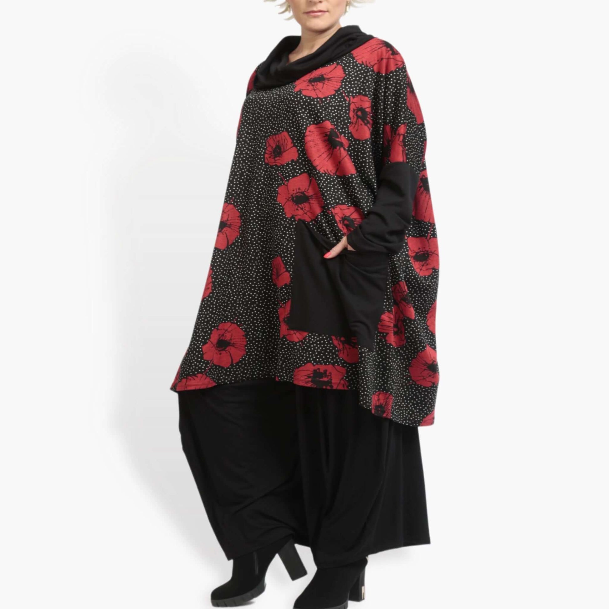  Vielseitiges Shirt in Schwarz-Rot mit lässigem Oversize-Schnitt und praktischen Taschen für den Lagenlook