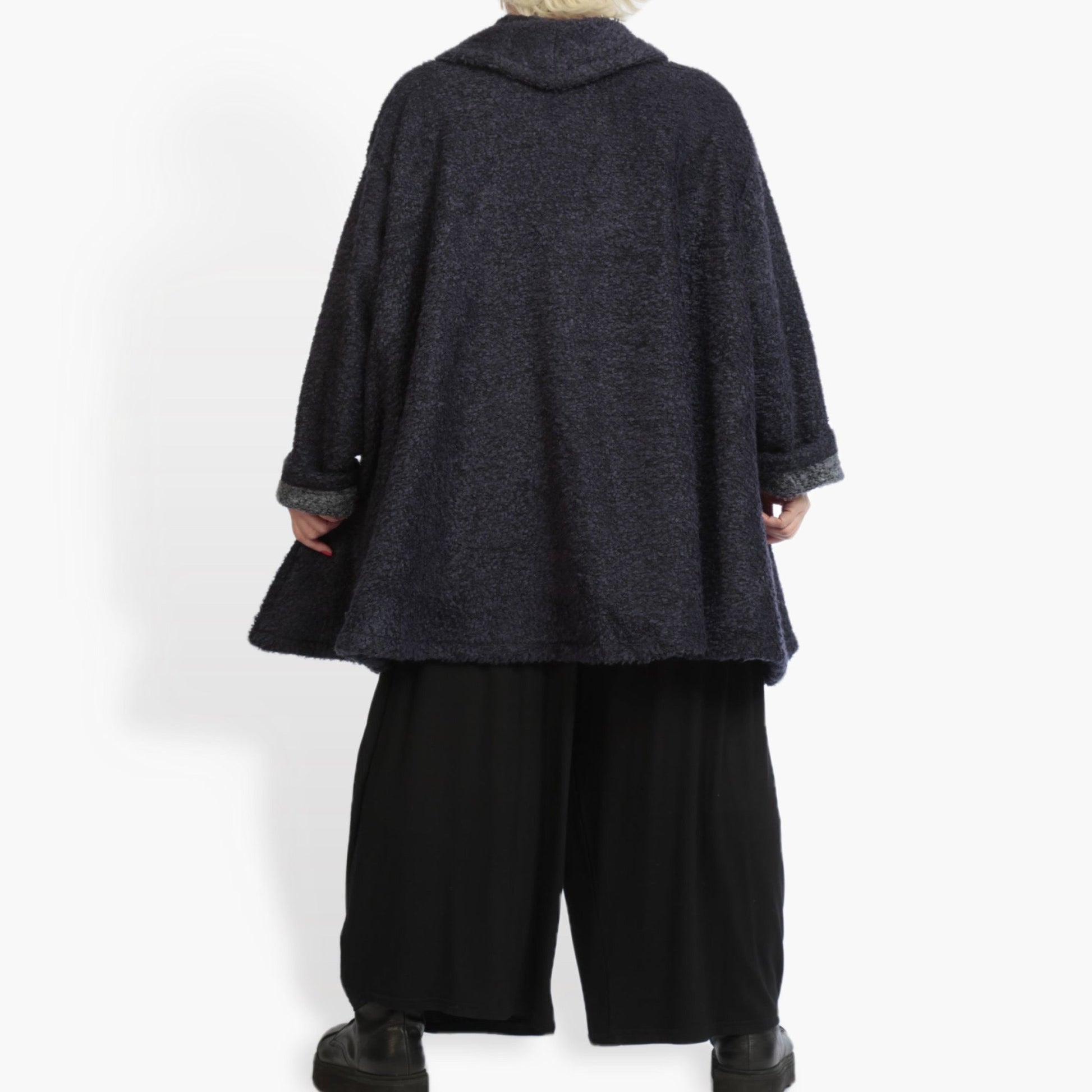  Oversize A-Form Shirt in klassischem Dunkelblau für einen lässigen Herbst-Lagenlook