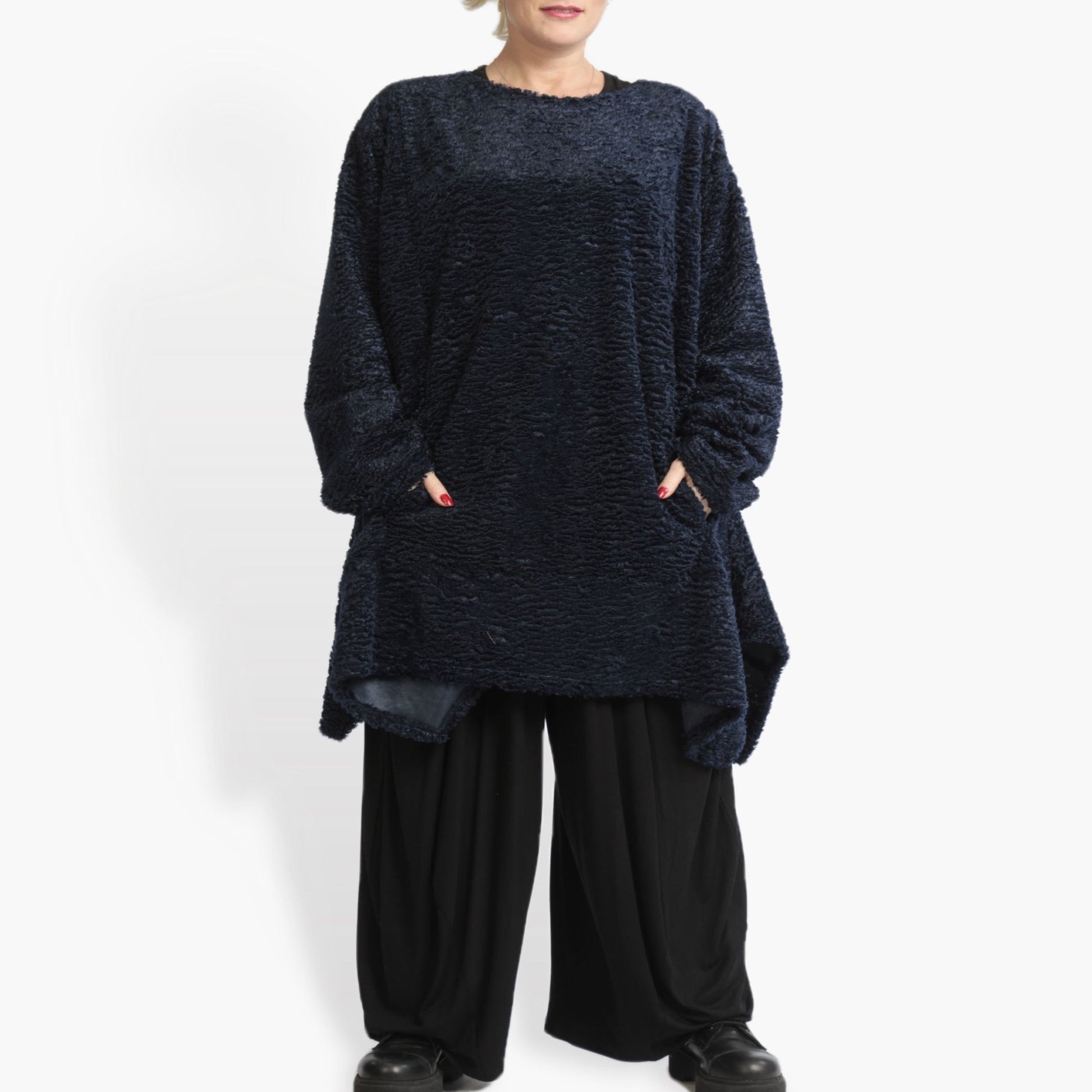  Oversize A-Form Shirt für Plus Size in Marine mit flauschigem Astrakan Boucle und Taschen