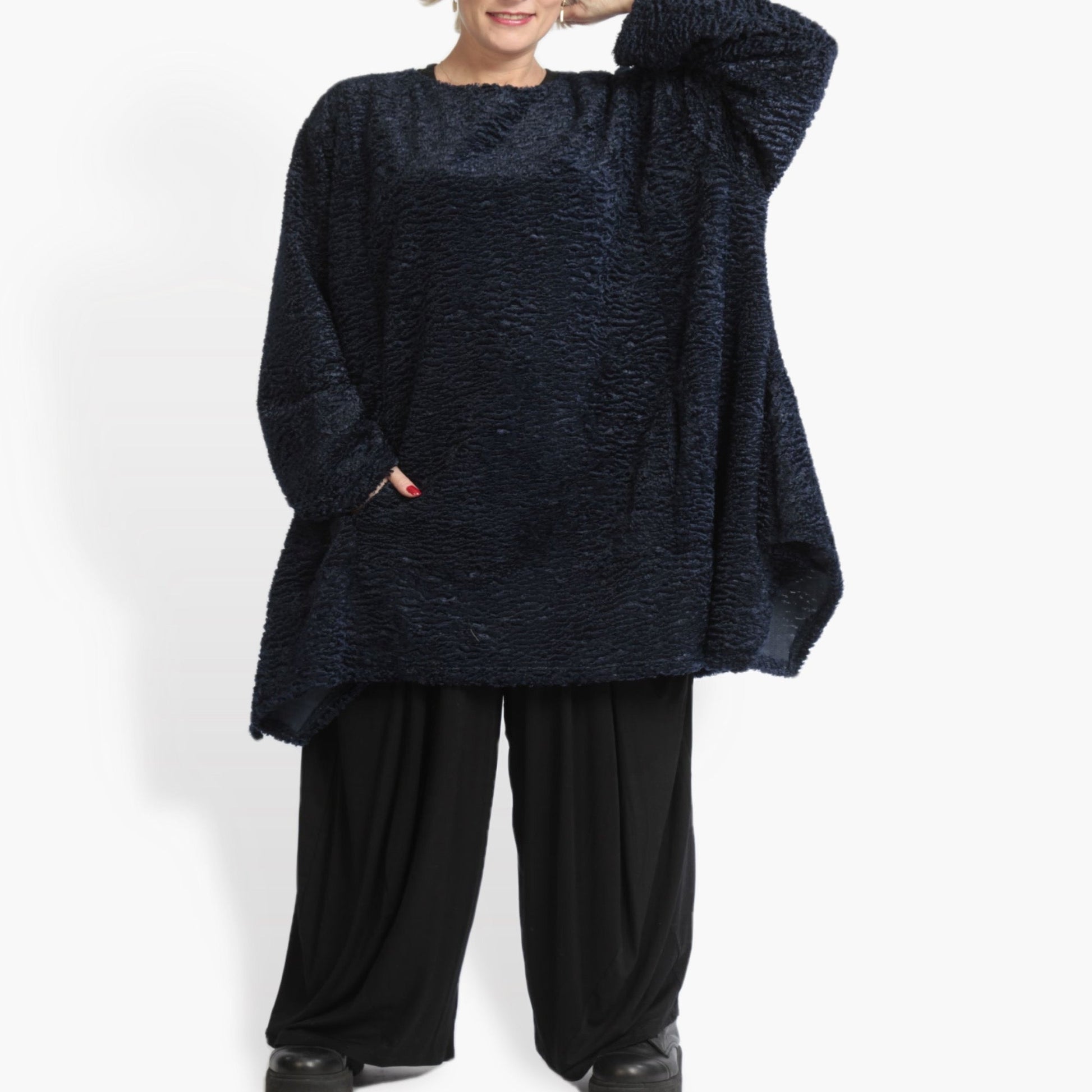  Oversize A-Form Shirt für Plus Size in Marine mit flauschigem Astrakan Boucle und Taschen