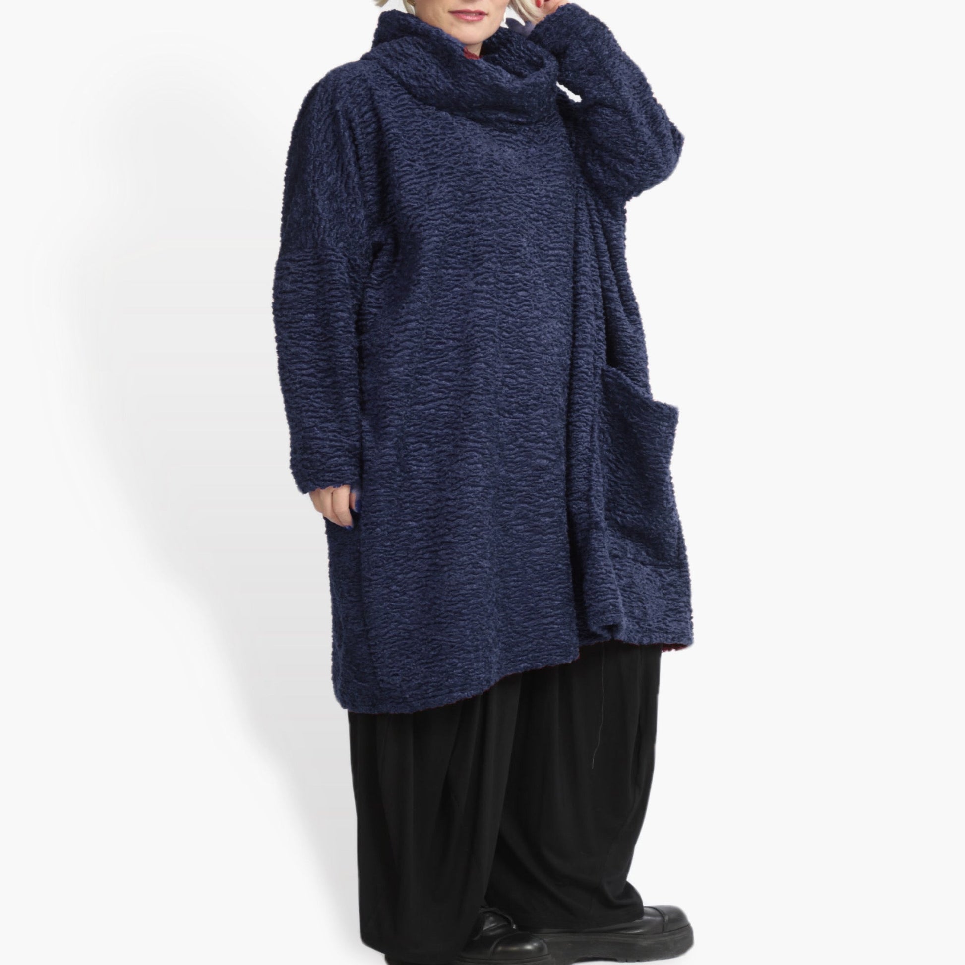  Lässiges Shirt mit kastigem Schnitt aus kuscheligem Boucle in unifarbenem Marine, ideal für Plus Size